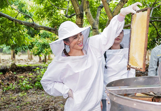 Sao Việt Ngọc Trinh thích thú với trải nghiệm lấy mật ong rừng ở quê.