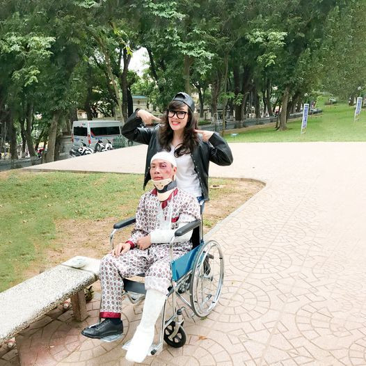Vân Dung khoe ảnh NSND Công Lý người đầy thương tích trong một cảnh quay.