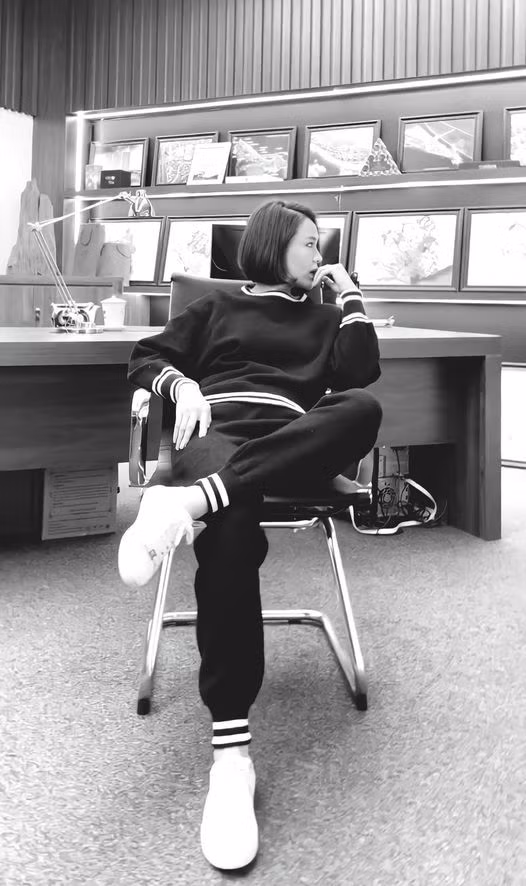 Vẻ ngoài rất thể thao không yếu đuối nhu mì như trên phim của Hồng Diễm.