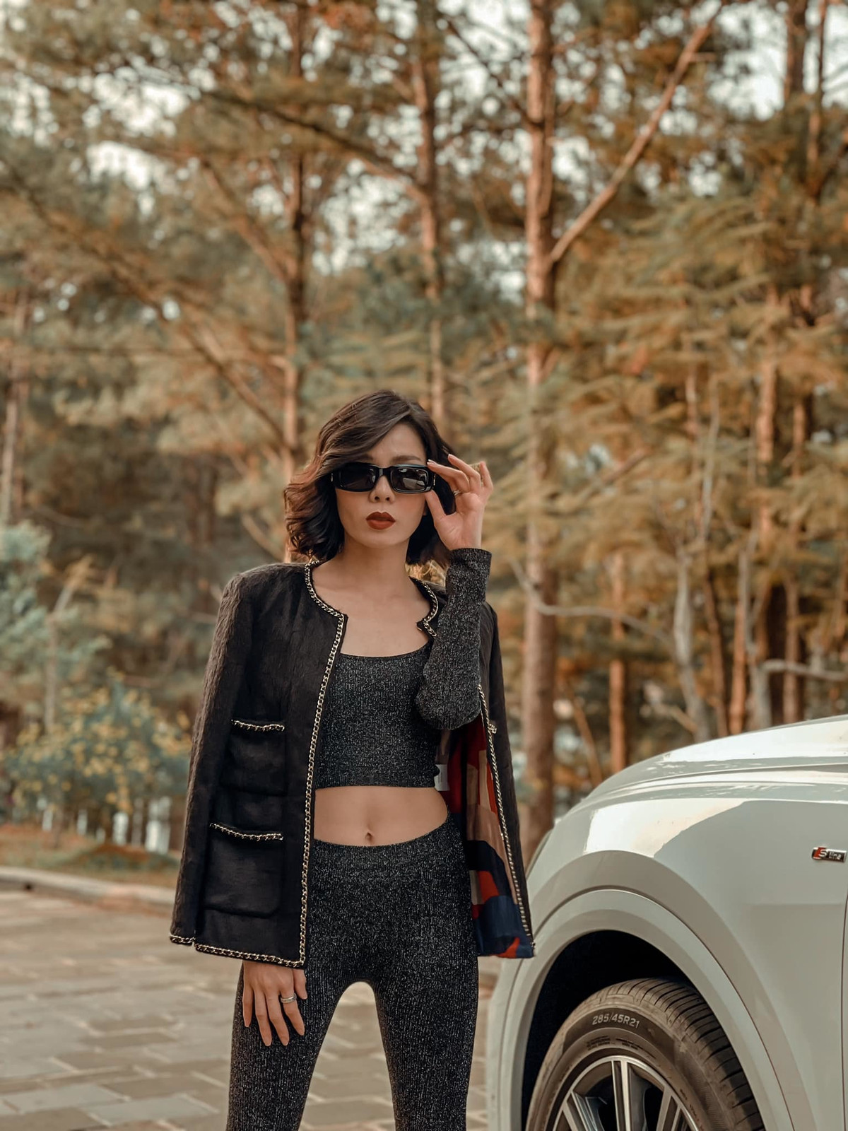 Lệ Quyên khoe dáng "ngầu".