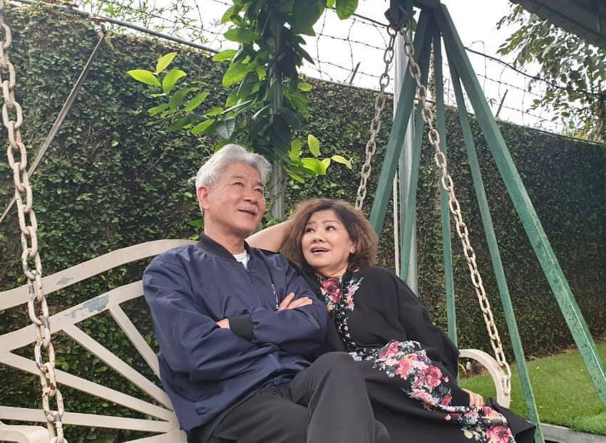 Sao Việt hôm nay1/3: NSND Thanh Hoa đăng ảnh ngồi xích đu cùng chồng vô cùng hạnh phúc. Kể từ khi chuyển ra ngoại thành sinh sống, NSND Thanh Hoa cảm thấy cuộc sống mỗi ngày thật sự trong lành và mỗi ngày trôi qua thật chậm.