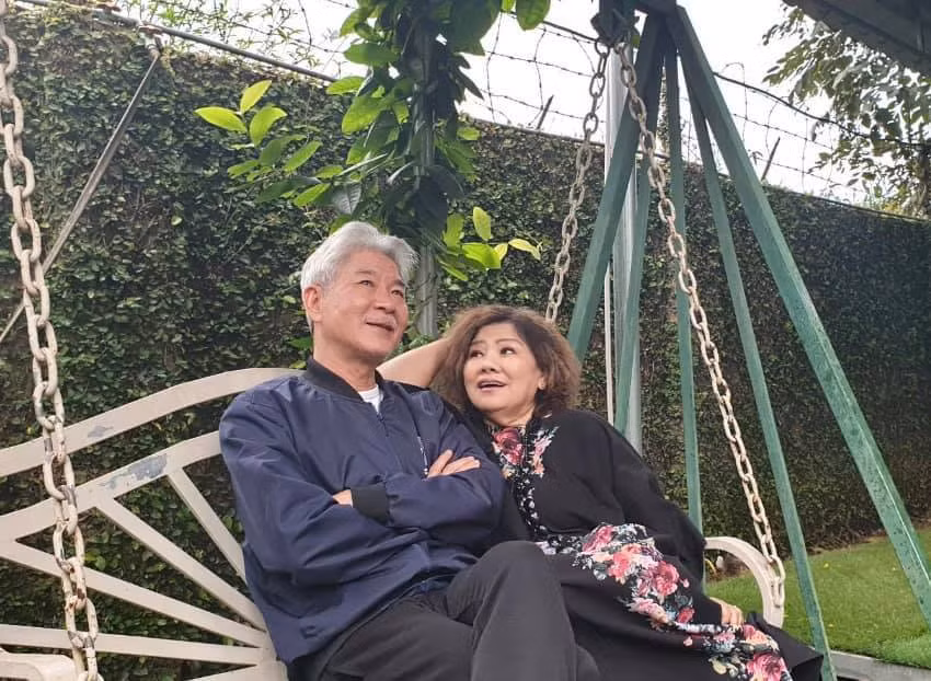 Sao Việt hôm nay1/3: NSND Thanh Hoa đăng ảnh ngồi xích đu cùng chồng vô cùng hạnh phúc. Kể từ khi chuyển ra ngoại thành sinh sống, NSND Thanh Hoa cảm thấy cuộc sống mỗi ngày thật sự trong lành và mỗi ngày trôi qua thật chậm.