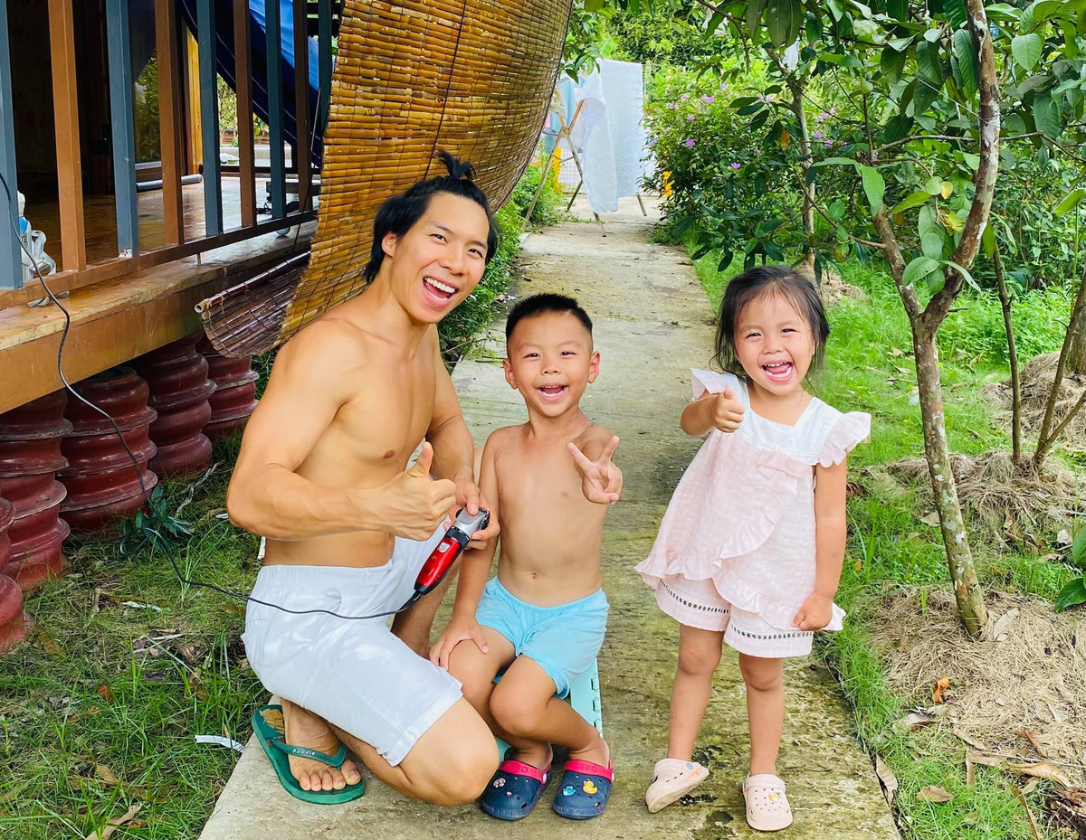 Quốc Nghiệp cắt tóc cho các con.