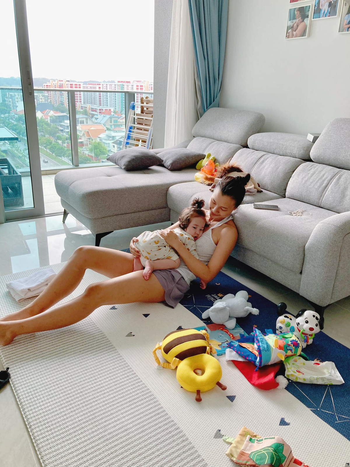 Á hậu Hoàng Oanh khi làm mẹ bỉm sữa.