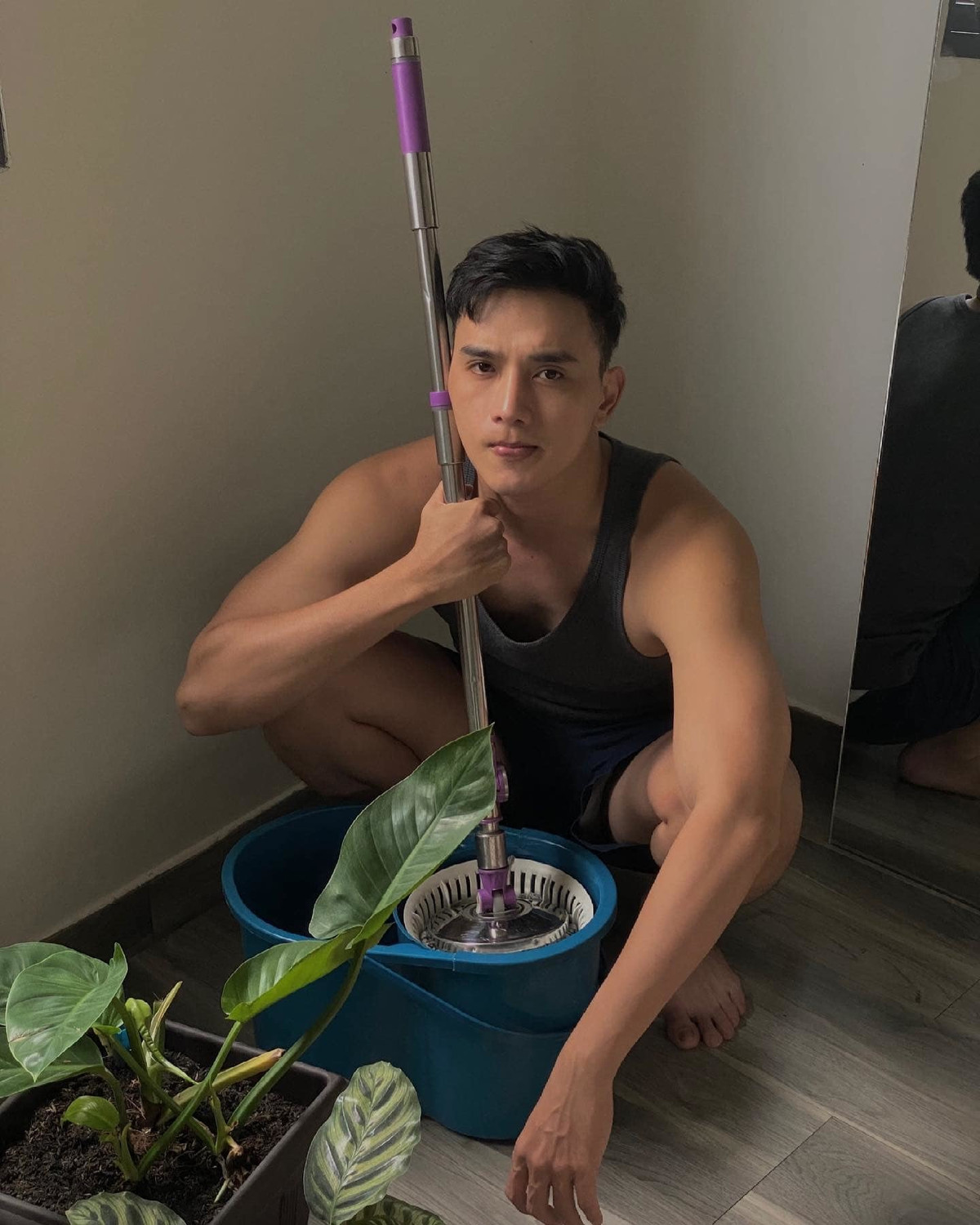 Thuận Nguyễn lau nhà vẫn đẹp trai.