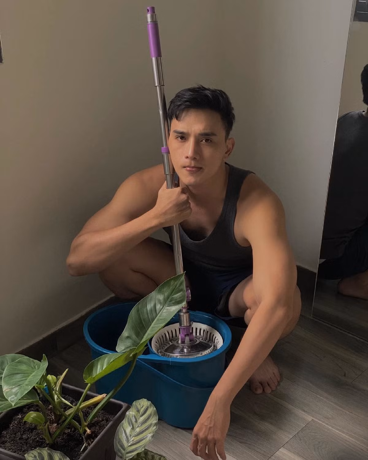 Thuận Nguyễn lau nhà vẫn đẹp trai.