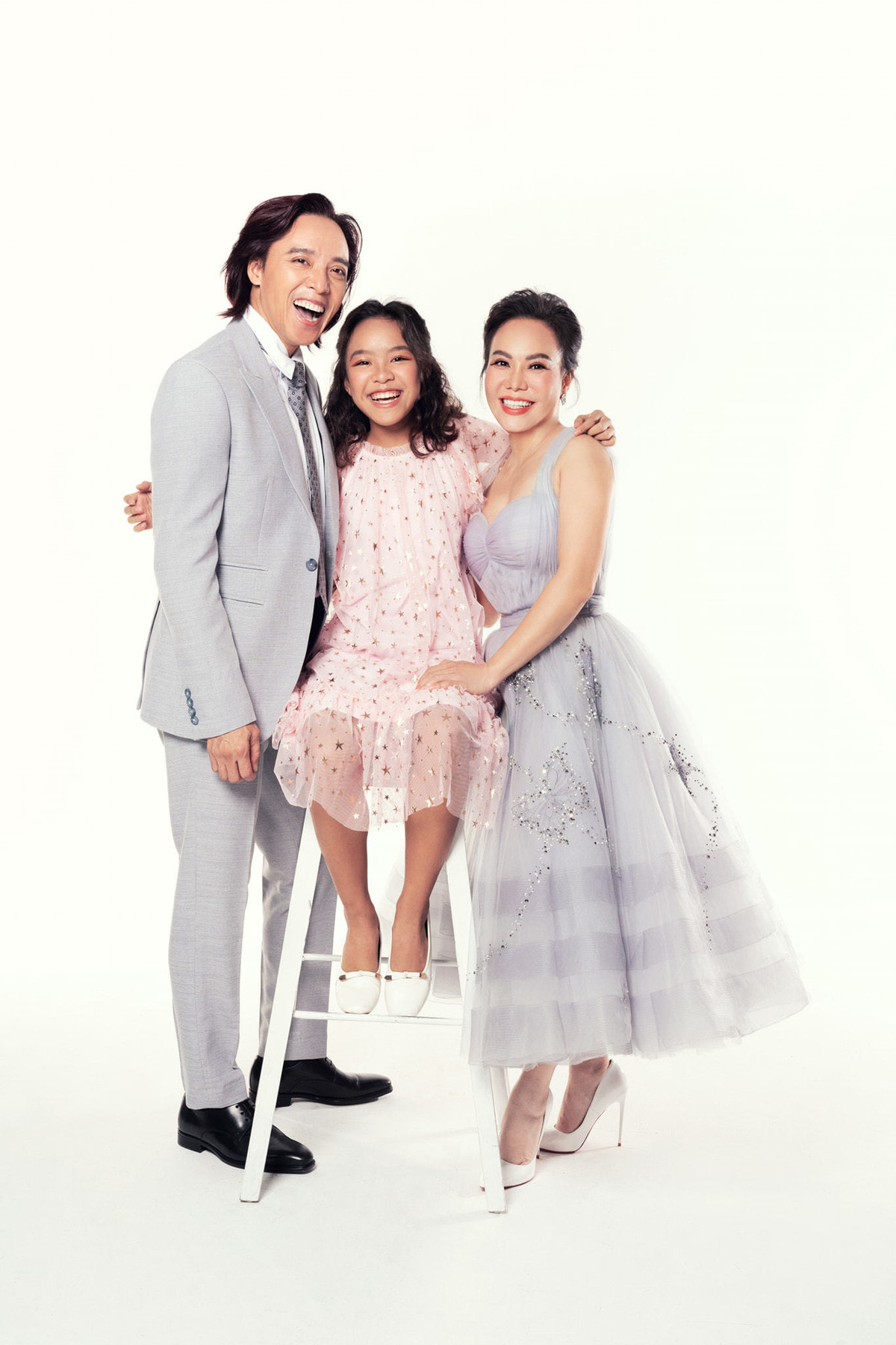 Việt Hương đặt làm 5.000 bánh trung thu và 22.000 hộp sữa tặng người dân cho ngày Giỗ Tổ sân khấu sắp tới.