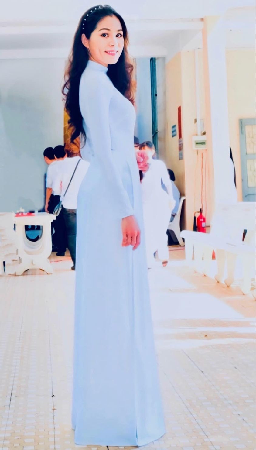 MC Quyen Linh va vo dai gia xinh dep treu nhau tinh tu