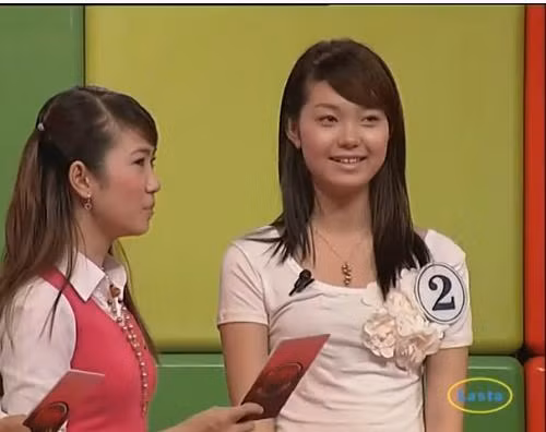 So với một Minh Hằm cằm nhọn hoắt, da trắng bóc cùng hàm răng đều tăm tắp như hiện tại, nhiều người suýt không nhận ra "bé Heo" của năm nào.