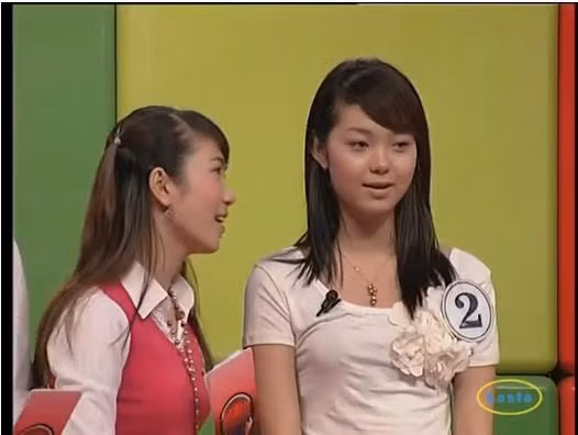 Đáng chú ý nhất, chính là gương mặt tròn trịa, hai má bầu bĩnh với làn da ngăm, chiếc răng cửa thưa lộ ra khi cười từng là nét đặc trưng của Minh Hằng hồi ấy.