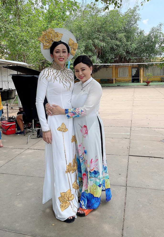 Lê Giang khoe hội ngộ cùng đàn anh Hoài Linh. Cả hai diện áo dài nền nã và cũng là lần hiếm hoi nam danh hài chịu "giả gái" trở lại.