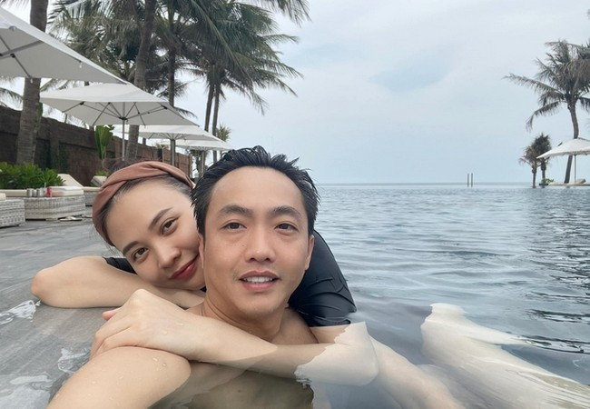 Vợ chồng Cường Đô La và Đàm Thu Trang "trốn con" đi bơi riêng trong chuyến du lịch nghỉ dưỡng.