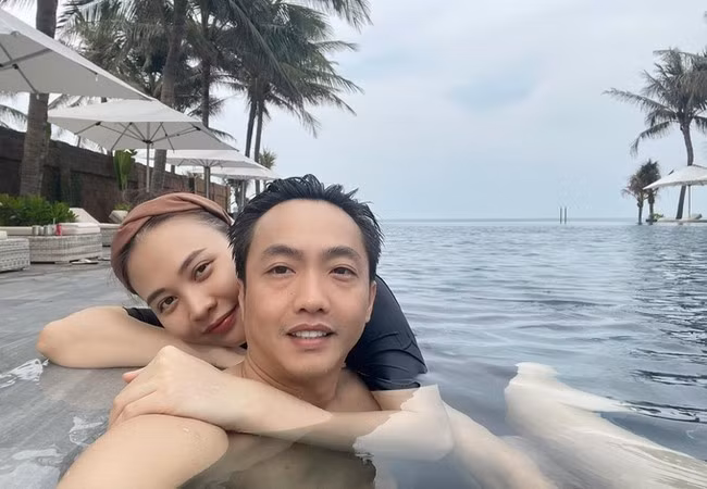 Vợ chồng Cường Đô La và Đàm Thu Trang "trốn con" đi bơi riêng trong chuyến du lịch nghỉ dưỡng.