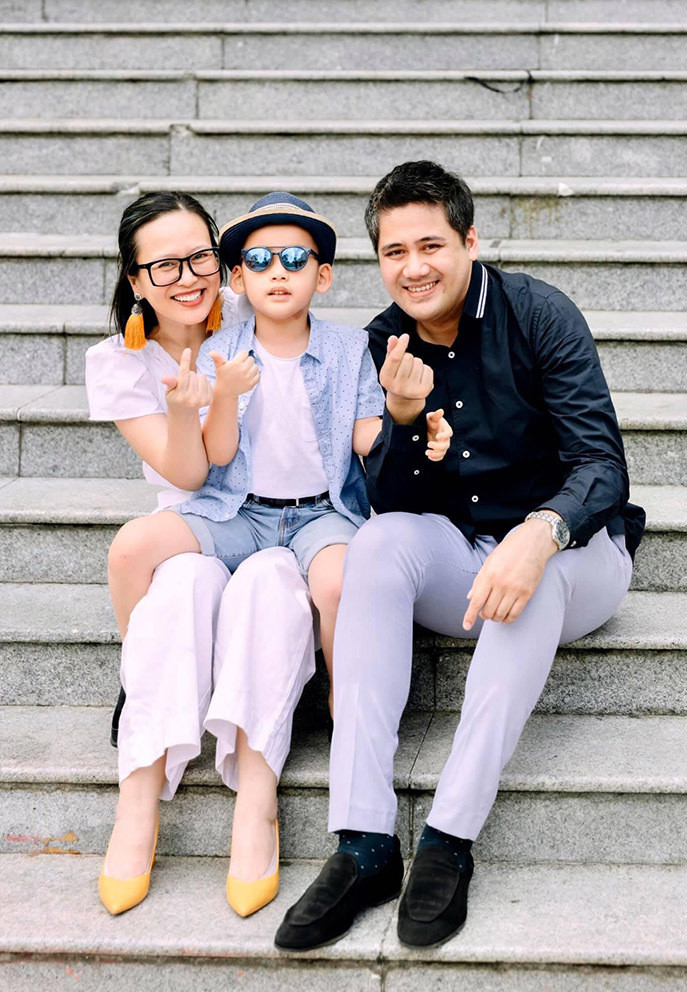 Nghệ sĩ Bùi Công Duy hạnh phúc với tổ ấm nhỏ bên vợ con.