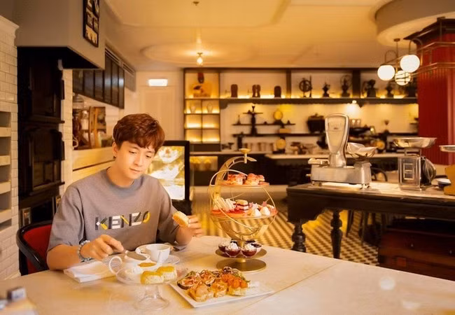 Ngô Kiến Huy có buổi chiều thảnh thơi thưởng thức trà bánh.