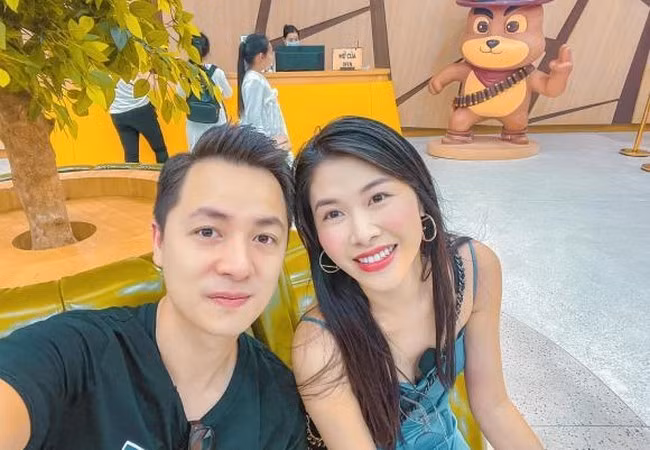 Đăng Khôi cùng bà xã tranh thủ thời gian riêng tư trong chuyến du lịch Phú Quốc cùng gia đình.