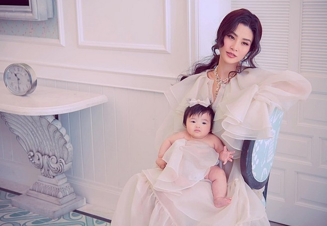 Mẹ con Đông Nhi sang trọng với phong cách chụp ảnh cổ điển.