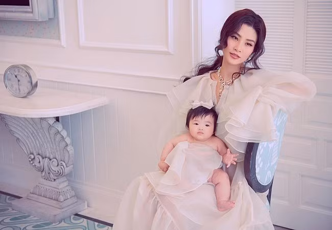 Mẹ con Đông Nhi sang trọng với phong cách chụp ảnh cổ điển.