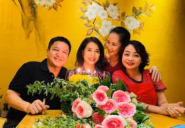 Buổi tiệc sinh nhật bạn gái Chí Trung còn có các đồng nghiệp thân thiết của cặp đôi tham dự như NSND Lan Hương, Trà My,...