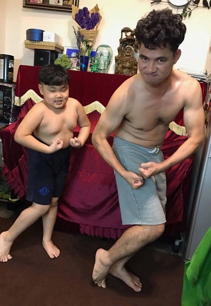 Xuân Bắc và con trai Bi Béo gây cười với kiểu tạo dáng "lực sĩ khoe cơ bắp".