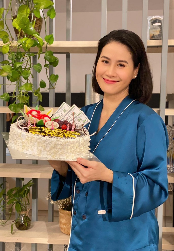 Thân Thúy Hà đón tuổi mới trong niềm vui sum họp gia đình.