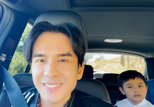 Đan Trường hạnh phúc khi con trai Thiên Từ biết bơi sau thời gian ngắn tập luyện. Nam ca sĩ khen con vốn nhát nhưng dễ thích nghi và luôn nỗ lực để đạt được kết quả tốt.