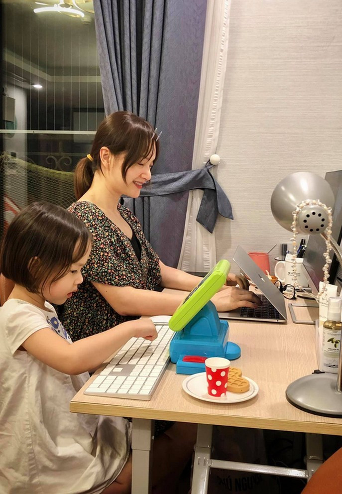 Lan Phương khoe góc học tập và làm việc của mình và con gái.