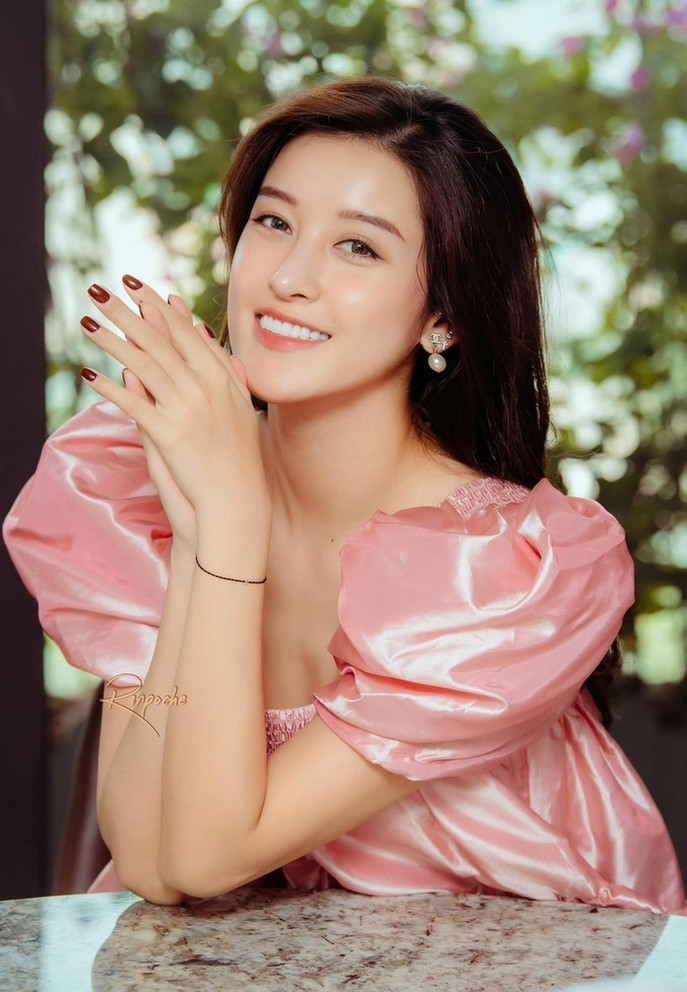 Huyền My xinh như công chúa với bộ váy tay phồng cùng kiểu trang điểm nhẹ nhàng.