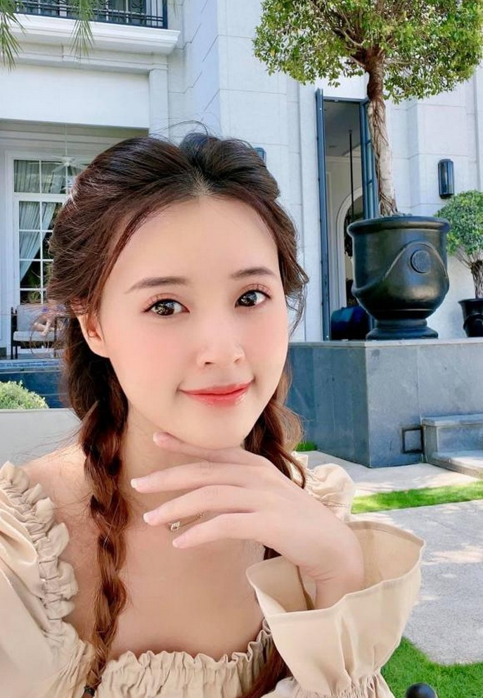 Midu selfie và đăng ảnh facebook được khen xinh xắn.