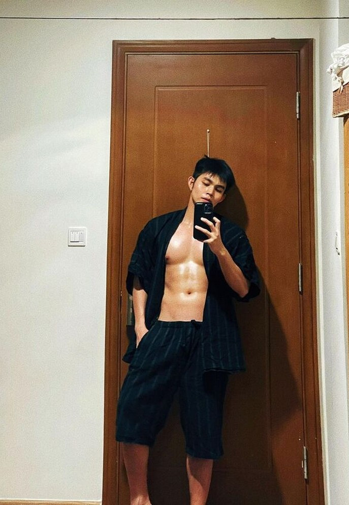 Jun Phạm tích cực tập thể thao sau khi đã trót ăn 2 gói mì tôm.