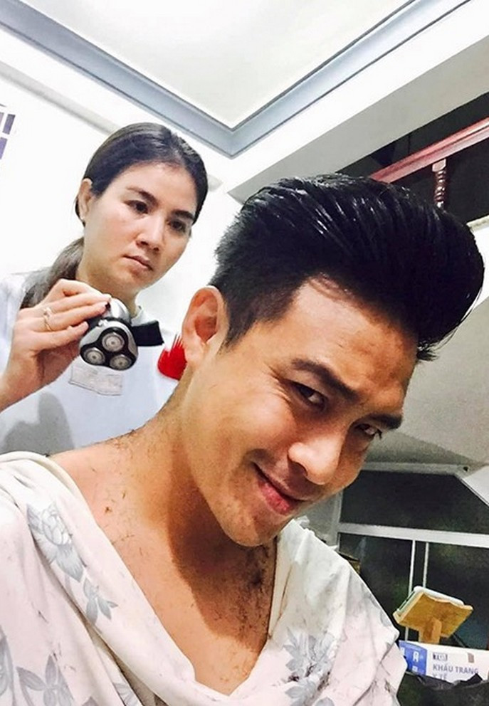 Kha Ly trở thành "thợ tóc" bất đắc dĩ cho ông xã Thanh Duy vì các tiệm đều đóng cửa.