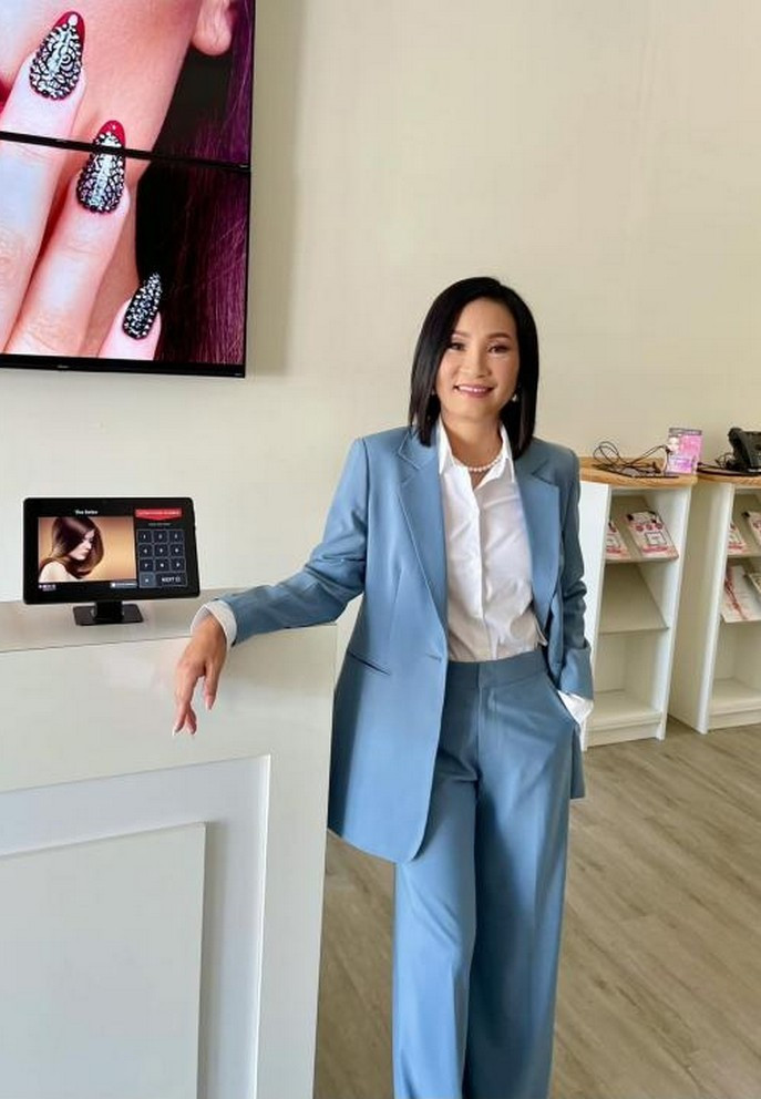 Hồng Đào đăng ảnh khoe với fan bộ vest xanh pastel mình vừa đặt may.