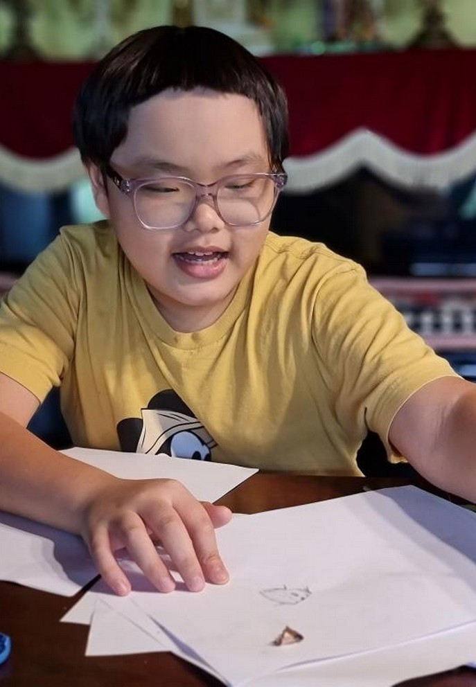 Bi Béo gây cười khi chia sẻ hình ảnh mái tóc ngắn do mẹ tự lấy kéo cắt.