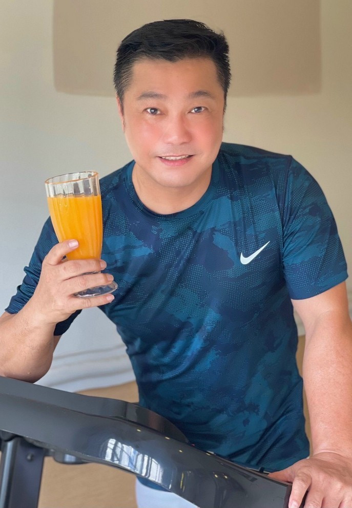 Sao Việt hôm nay 2/8: Lý Hùng rất ý thức gìn giữ sức khỏe khi tập thể thao, vừa uống nước cam bổ sung vitamin c.