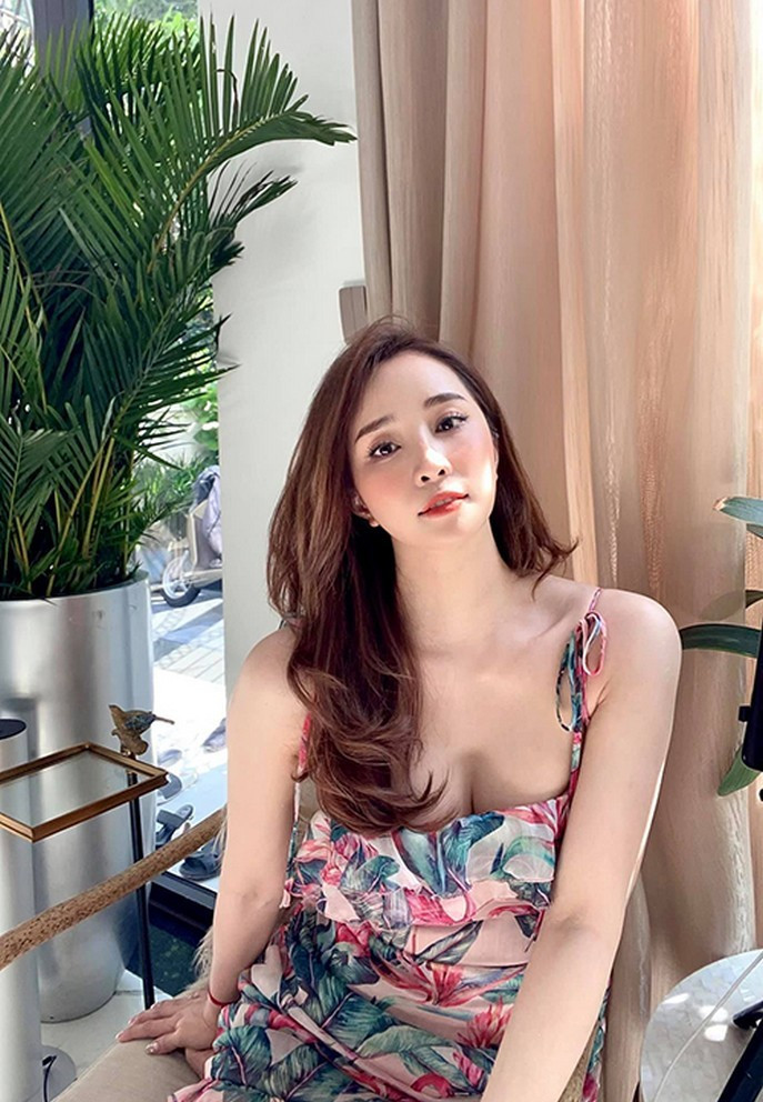 Quỳnh Nga ở nhà vẫn diện váy gợi cảm. "Tình hình dịch đang căng, đừng đi ra đường nguy hiểm anh ơi. Trú vào chỗ vắng trong tim em", cô viết.