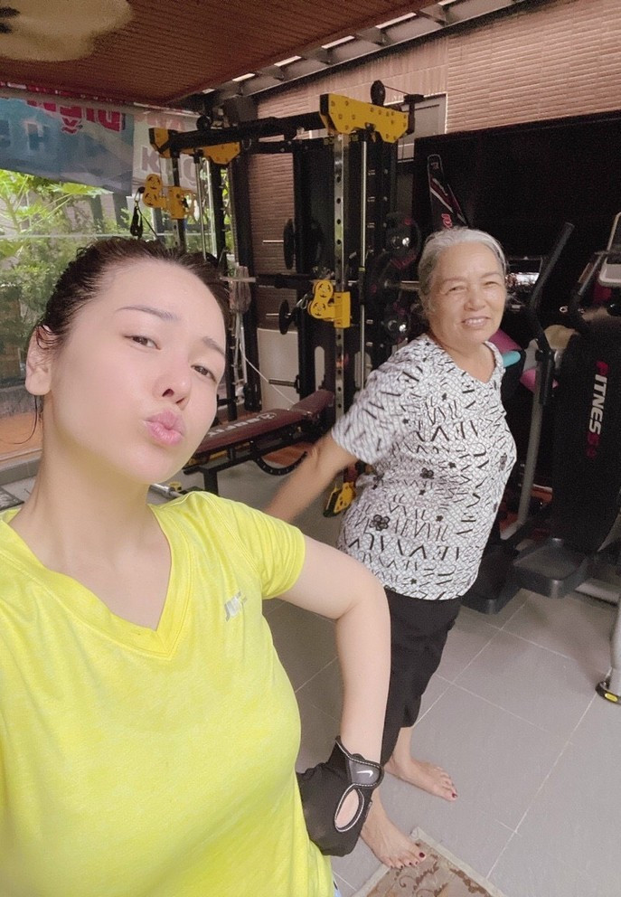 Nhật Kim Anh đón mẹ ở quê lên Sài Gòn từ trước dịch ở để tiện chăm sóc bà.