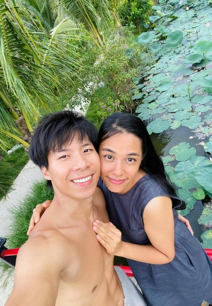 Vợ chồng Quốc Nghiệp - Ngọc Mai tâm sự cuộc sống nhàn rỗi mùa dịch. Hai vợ chồng anh về quê ở Bình Dương trước khi Sài Gòn có lệnh giãn cách.