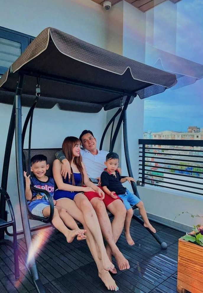 Tiến Dũng The Men quây quần bên vợ và hai con trên sân thượng ngôi biệt thự triệu đô.