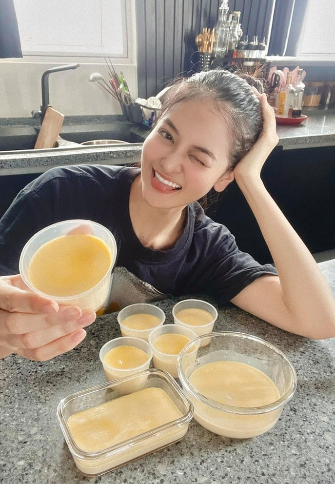 Thùy Anh trổ tài làm món bánh flan cho cả gia đình thưởng thức.