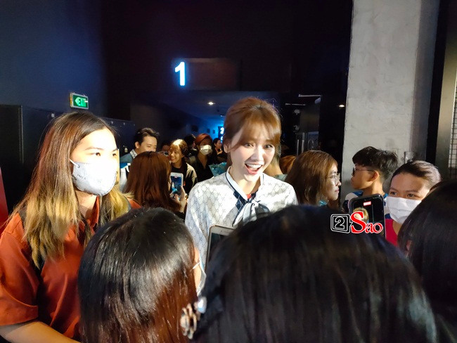 Team qua đường" đã lưu lại một số hình ảnh chân thực của nữ ca sĩ.