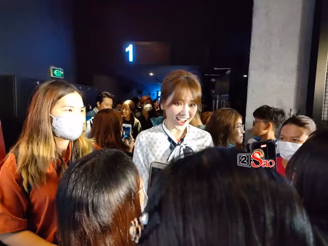 "Team qua đường" đã lưu lại một số hình ảnh chân thực của nữ ca sĩ.