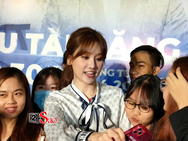 rong những bức ảnh chụp vội bằng camera thường, Hari Won vẫn toát lên vẻ rạng rỡ.