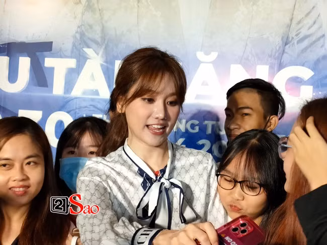 Trong những bức ảnh chụp vội bằng camera thường, Hari Won vẫn toát lên vẻ rạng rỡ.