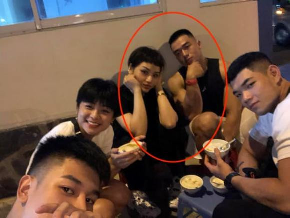 Đi cùng các bạn nhưng lúc nào cả hai cũng ngồi kề cận nhau.