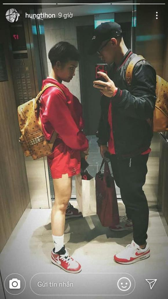 ...Hay check-in chung trong thang máy.