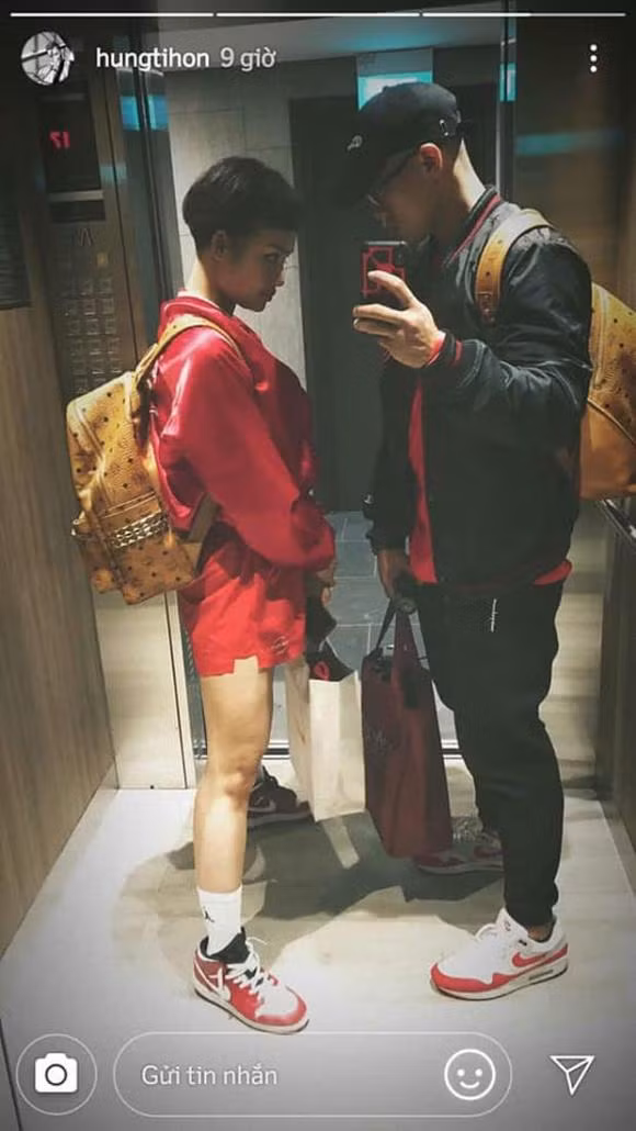 ...Hay check-in chung trong thang máy.