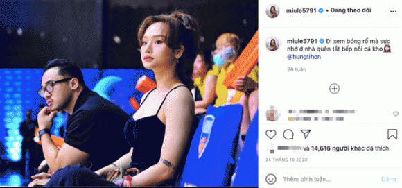 Đáng chú ý hơn người này lại không phải là Karik. Theo thông tin được lan truyền, bạn trai Miu Lê có tên là Tiến Hưng, một gymer sở hữu ngoại hình lực lưỡng, cơ bắp cuồn cuộn và khá điển trai. Đặc biệt, khi soi trang cá nhân, Miu Lê và người tình tin đồn còn từng để lộ nhiều "hint" tình cảm như đi giày đôi, check-in cùng địa điểm. Thậm chí, Miu Lê cũng đã đăng ảnh đôi bên người đàn ông này lên Instagram khoe nhiều lần mà chẳng mấy ai để ý hay nghi ngờ gì. Xem lại những bài đăng cũ trên trang cá nhân, có thể thấy, Miu Lê từng đăng ảnh đi xem bóng rổ cùng Tiến Hưng, còn khéo léo hé lộ có... nồi cá kho đang chờ ở nhà.