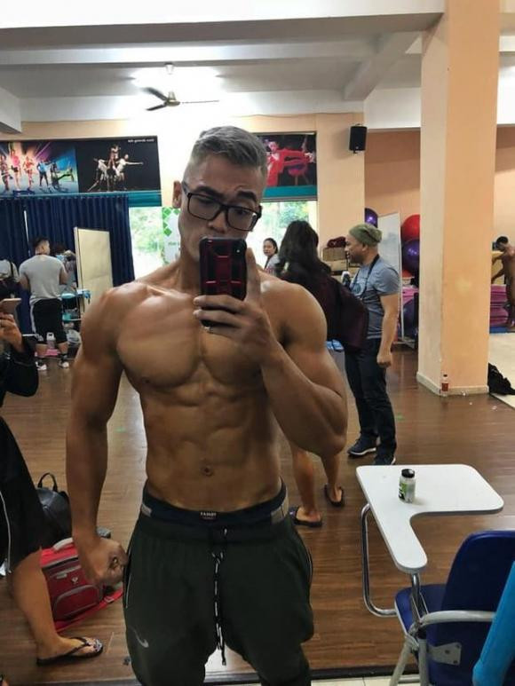 Body chăm chỉ tập gym với cơ múi đầy đủ khiến ai cũng phải ngưỡng mộ. Tuy nhiên, tin đồn vẫn chỉ là nghi ngờ vì người trong cuộc chưa lên tiếng. Cũng không loại trừ khả năng, anh chàng Tiến Hưng kia... chỉ là PT hay bạn bè tập gym thân thiết của Miu Lê mà thôi. Nếu vậy thì Karik vẫn hoàn toàn còn cơ hội?