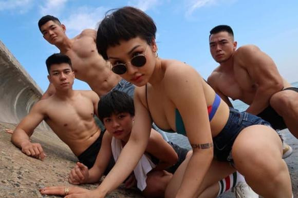 Những khoảnh khắc nghi hẹn hò cùng hội bạn của Miu Lê và bạn trai tin đồn.