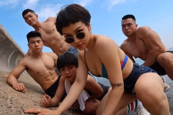 Những khoảnh khắc nghi hẹn hò cùng hội bạn của Miu Lê và bạn trai tin đồn.